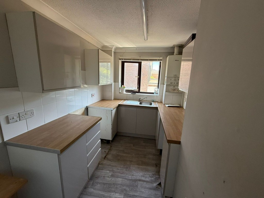 Lot: 48 - FORMER FUNERAL DIRECTORS WITH FLAT ABOVE AND LAND TO THE REAR - Kitchen of the upstairs flat